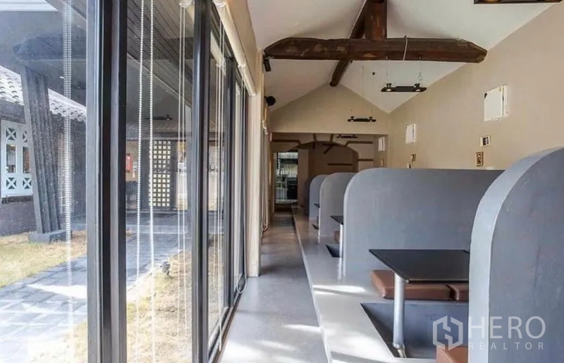 พื้นที่ขายปลีก ให้เช่าในKhlong Toei, Bangkok - โถงกระจกยาวพร้อมบูธนั่งส่วนตัวรับวิวสวน