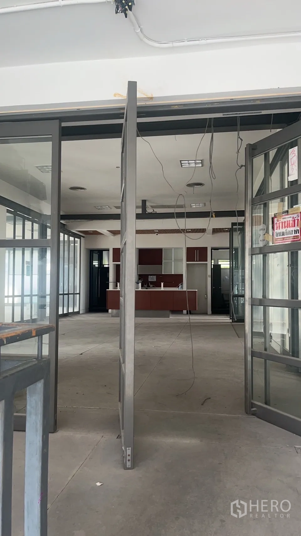 零售空间 出租在Watthana, Bangkok - 宽大的玻璃入口门，通往带服务吧台的开放式零售区