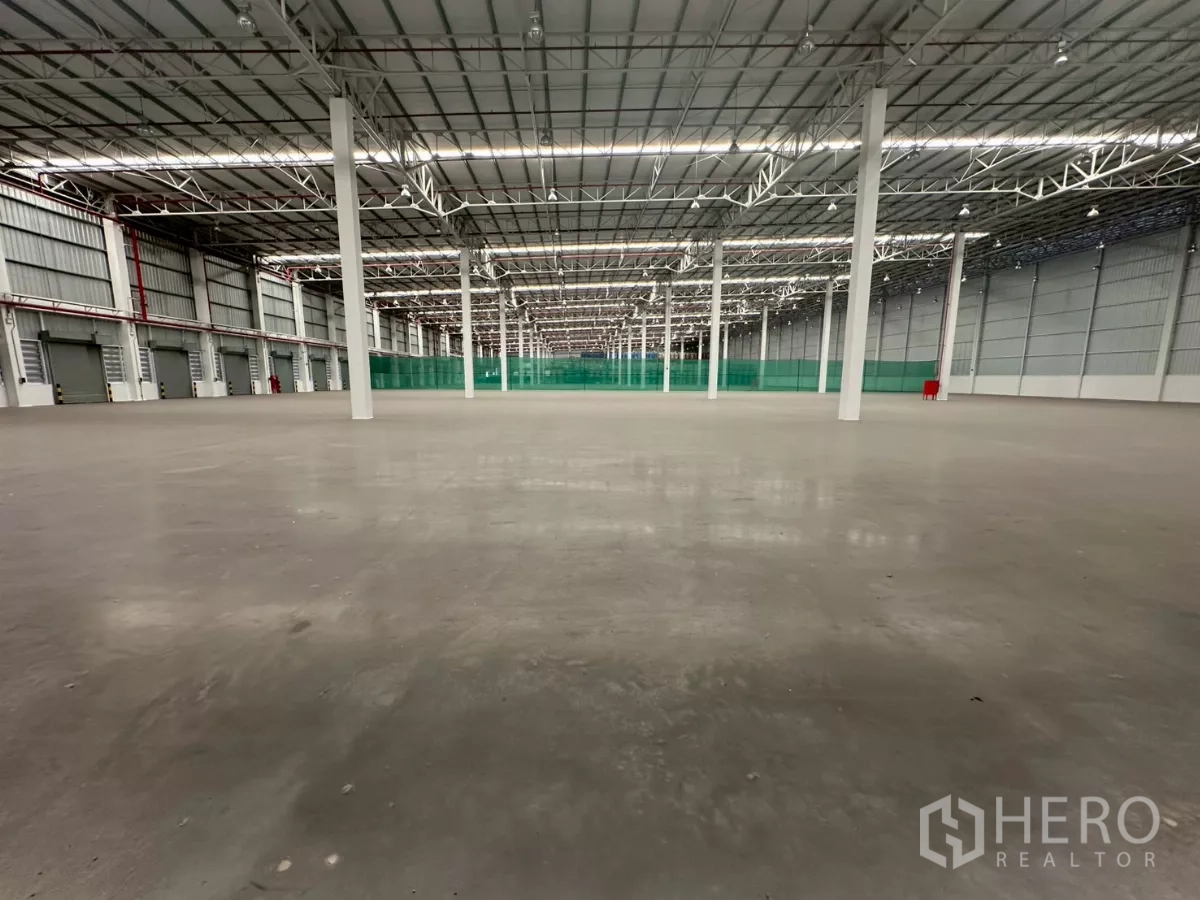 Warehouse for rent in Bang Phli, Samut Prakan - Wide warehouse floor space with columns, skylights and ventilation panels.