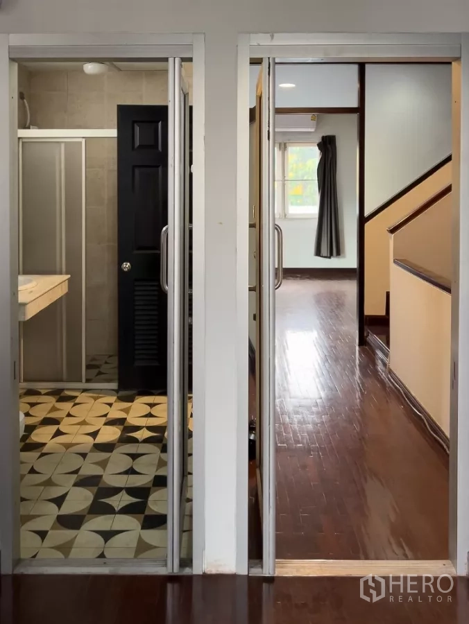 สำนักงานที่บ้าน ให้เช่าในLat Phrao, Bangkok - โถงทางเดินเห็นห้องน้ำพื้นกระเบื้องลายกราฟิกและบันไดไม้