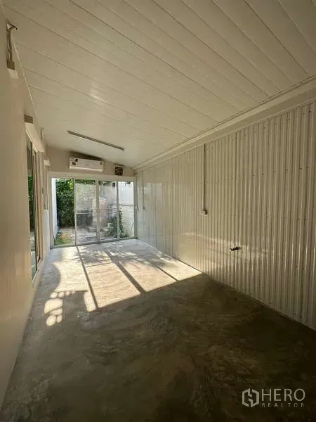 ทาวน์เฮาส์ ให้เช่าหรือขายในWang Thonglang, Bangkok - ห้องอเนกประสงค์แบบปิดล้อม มีประตูกระจกบานเลื่อนเปิดสู่สวนเล็กๆ