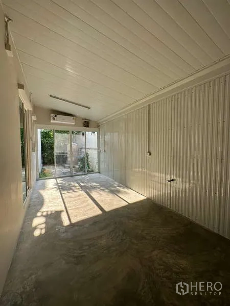 ทาวน์เฮาส์ ให้เช่าหรือขายในWang Thonglang, Bangkok - ห้องอเนกประสงค์แบบปิดล้อม มีประตูกระจกบานเลื่อนเปิดสู่สวนเล็กๆ