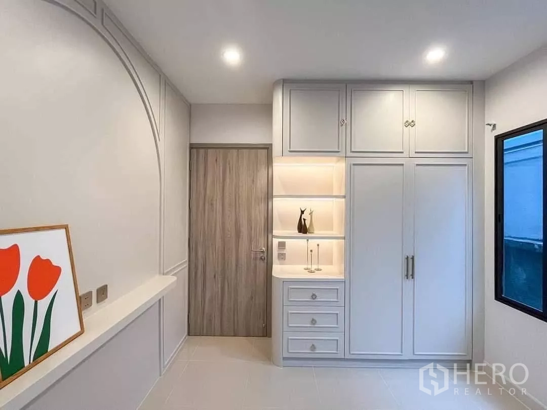 บ้าน ให้เช่าหรือขายในPrawet, Bangkok - ห้องนอนรองพร้อมตู้เสื้อผ้าบิลท์อินสีขาว ช่องโชว์ไฟในตัว และหน้าต่าง