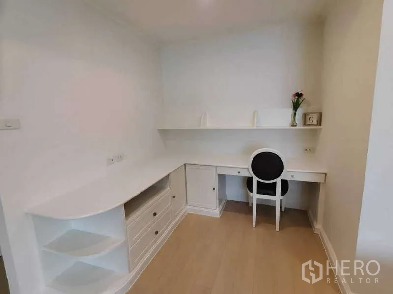 อพาร์ทเมนท์ ให้เช่า - มุมทำงานบิวท์อินสีขาว โต๊ะตัวแอลและชั้นวางของ