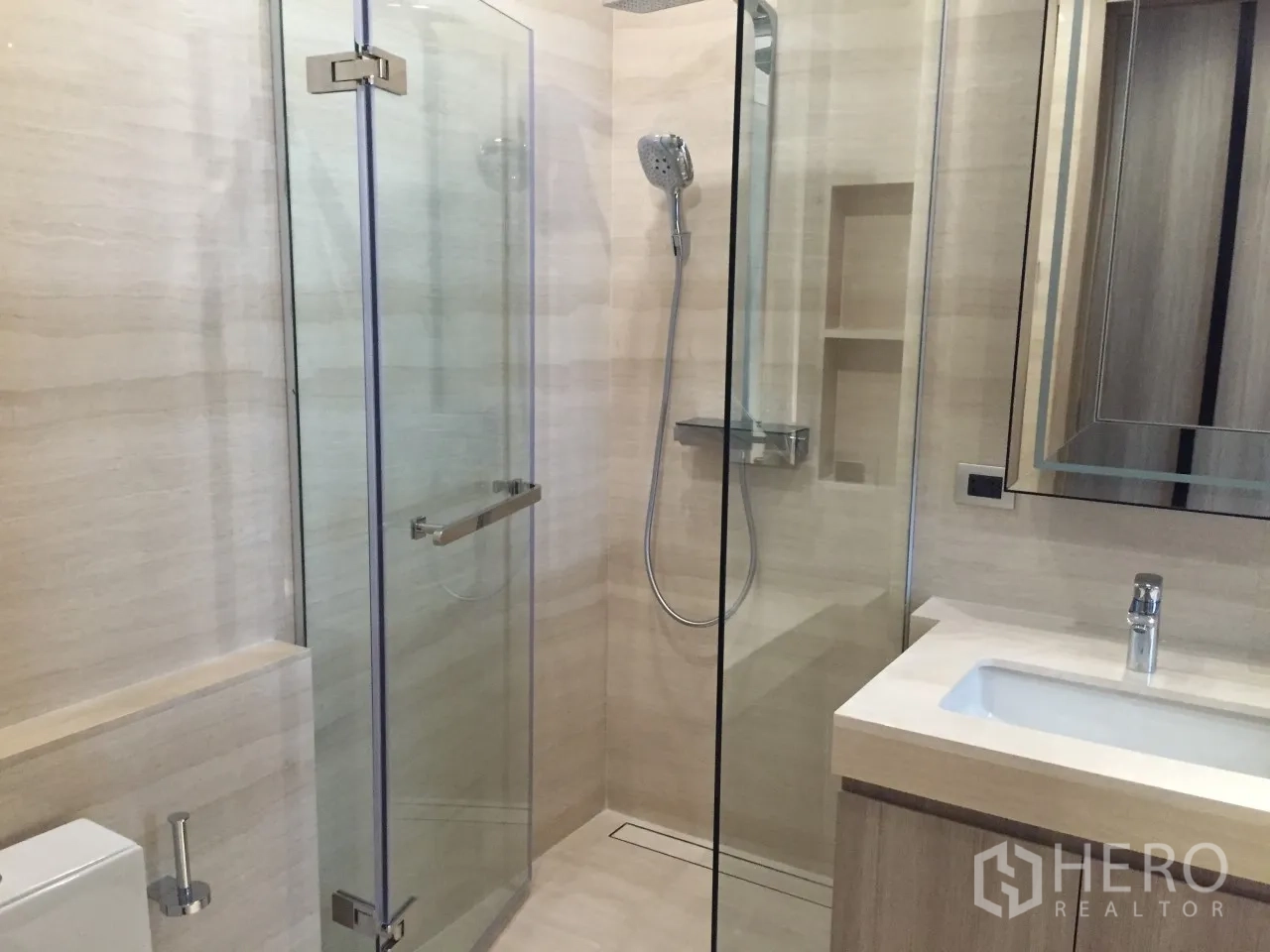 公寓 出租在Watthana, Bangkok - 现代浴室，玻璃干湿分离淋浴与台盆。