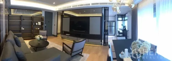 คอนโด ให้เช่าหรือขายในWatthana, Bangkok - ภาพพาโนรามาห้องนั่งเล่น พร้อมผนังทีวีขนาดใหญ่ ชั้นวางของ และพื้นที่รับประทานอาหารใต้ไฟดาวน์ไลท์