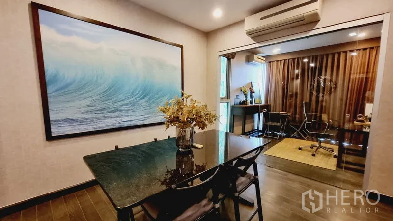 公寓 出售在Watthana, Bangkok - 餐区近景，黑色石面餐桌以及玻璃隔断的书房。