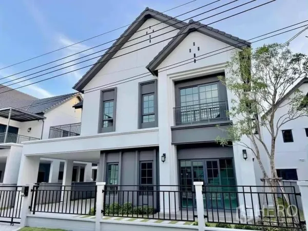 独立式住宅 出租在Bang Phli, Samut Prakan - 现代两层独栋别墅，灰色屋顶，带阳台与黑色金属围栏