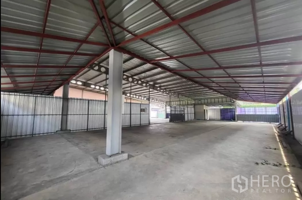 Warehouse for rent in Din Daeng, Bangkok - Spacious open-plan warehouse interior with steel beams, columns and concrete slab.