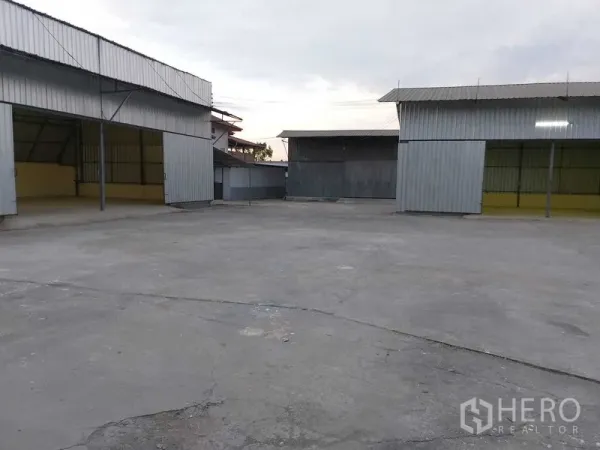 Warehouse for rent in Khlong Sam Wa, Bangkok - Several warehouse sheds facing a central concrete loading yard.