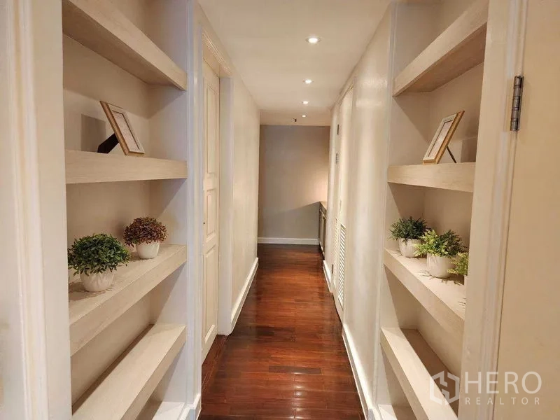 คอนโด ให้เช่าในSathon, Bangkok - โถงทางเดินมีชั้นวางของไฟดาวน์ไลท์ และพื้นไม้ขัดเงา