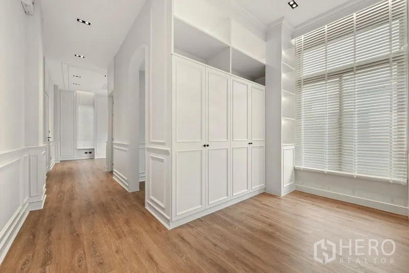 บ้าน ขาย - ห้องเก็บของ/บิวต์อินตู้สีขาว พร้อมชั้นวางและหน้าต่างบานใหญ่