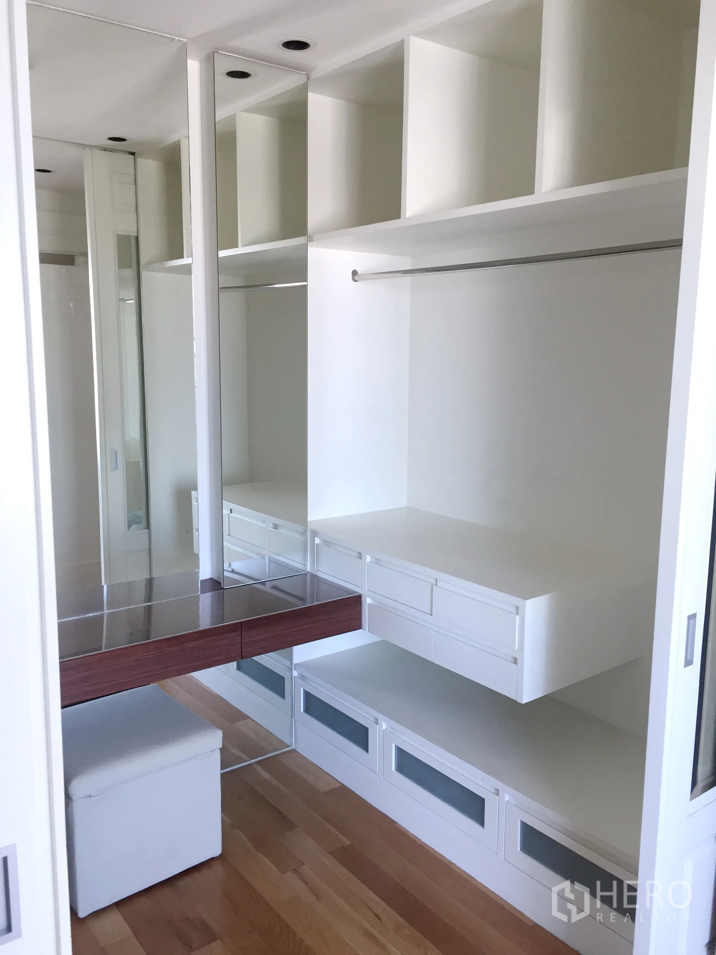 คอนโด ให้เช่าในKhlong Toei, Bangkok - ห้องแต่งตัวกว้างพร้อมตู้บิลท์อิน ลิ้นชัก กระจก และโต๊ะเครื่องแป้ง