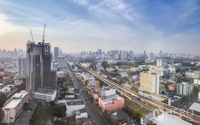 คอนโด ให้เช่าในHuai Khwang, Bangkok - วิวเมืองกรุงเทพฯ ชั้นสูง เห็นแนวรถไฟฟ้ายกระดับ