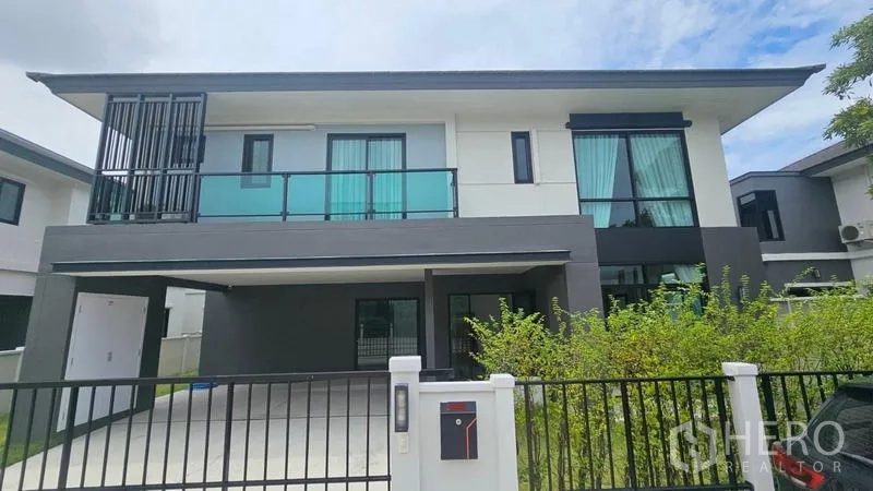 Detached House for rent in Bang Bo, Samut Prakan - Two-storey modern detached house with gated front yard and covered carport in Bang Bo.
