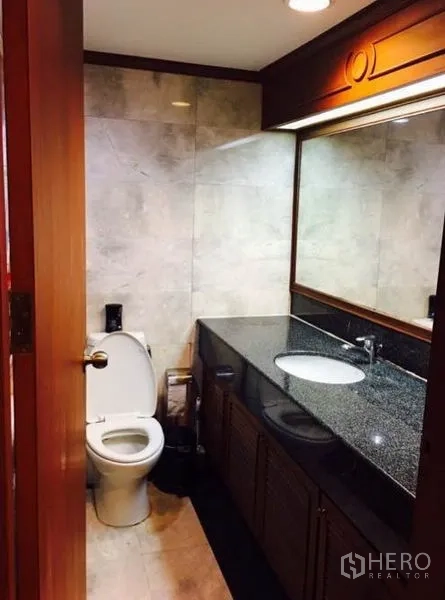 คอนโด ให้เช่าหรือขายในWatthana, Bangkok - ห้องน้ำพร้อมเคาน์เตอร์หินแกรนิต กระจกบานใหญ่ และโถสุขภัณฑ์