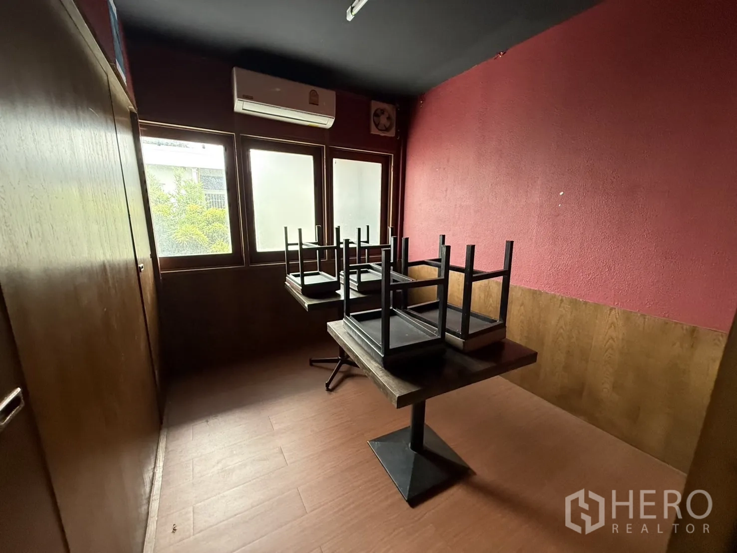 独立式住宅 出租在Watthana, Bangkok - 私密就餐包间，红色墙面与自然采光
