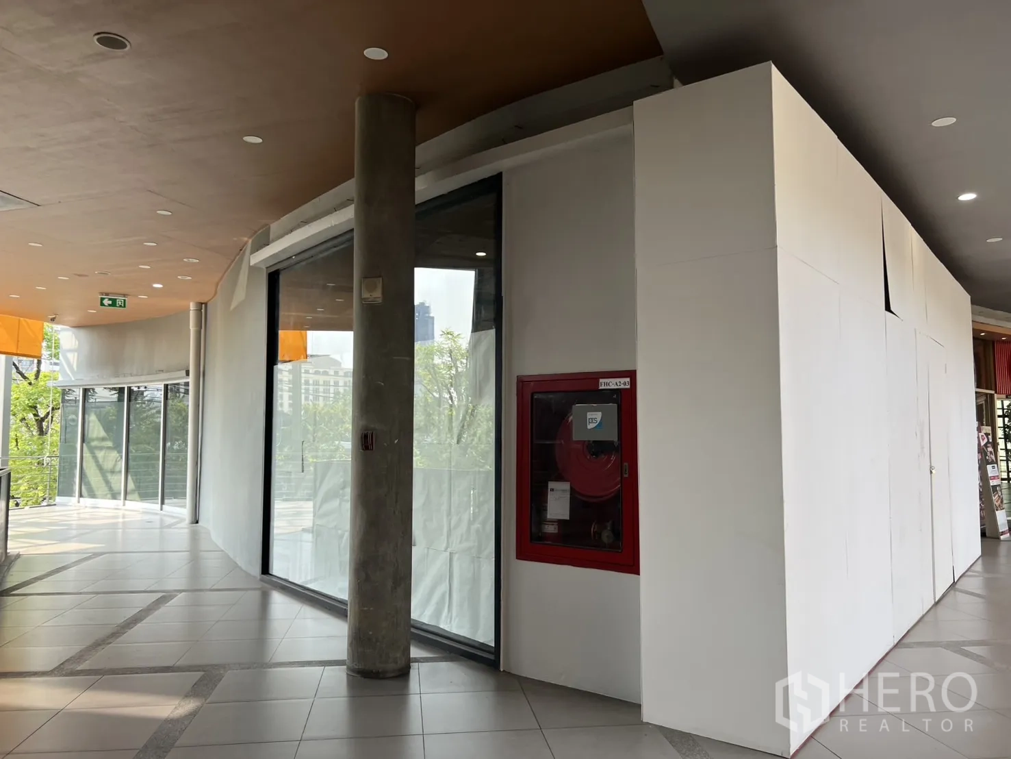 零售空间 出租在Khlong Toei, Bangkok - 转角铺的弧形立面、混凝土立柱及安全设备