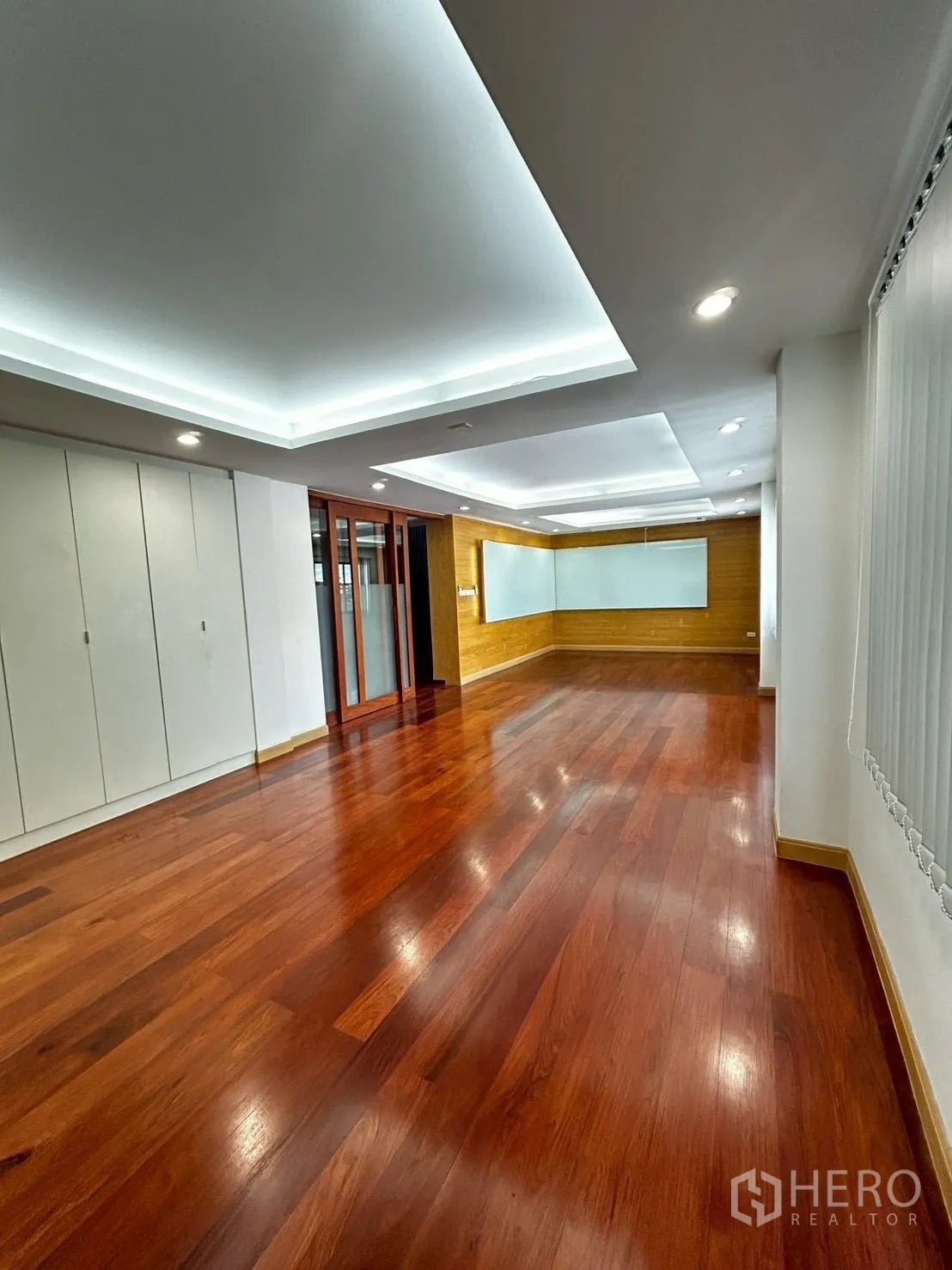 โชว์รูม for rent or sale in Bang Phli, Samut Prakan - ห้องภายในยาว พื้นไม้เงา และฝ้าซ่อนแสง