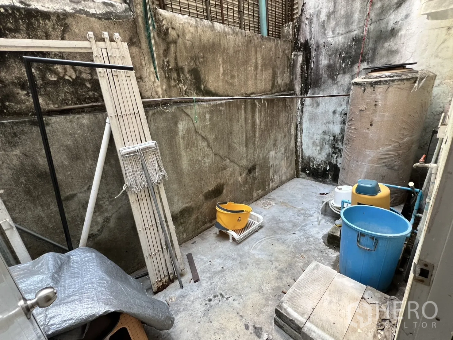 อาคารพาณิชย์ ให้เช่าหรือขาย - ลานซักล้างท้ายบ้านพื้นคอนกรีต มีถังเก็บน้ำและอุปกรณ์ทำความสะอาด