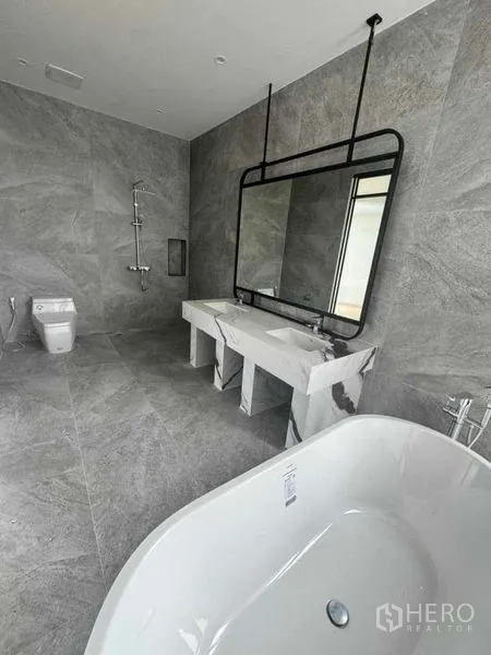 สำนักงานที่บ้าน ให้เช่าหรือขายในLat Phrao, Bangkok - ห้องน้ำหรูมีอ่างอาบน้ำลอยตัว เคาน์เตอร์หินอ่อน และเรนชาวเวอร์.