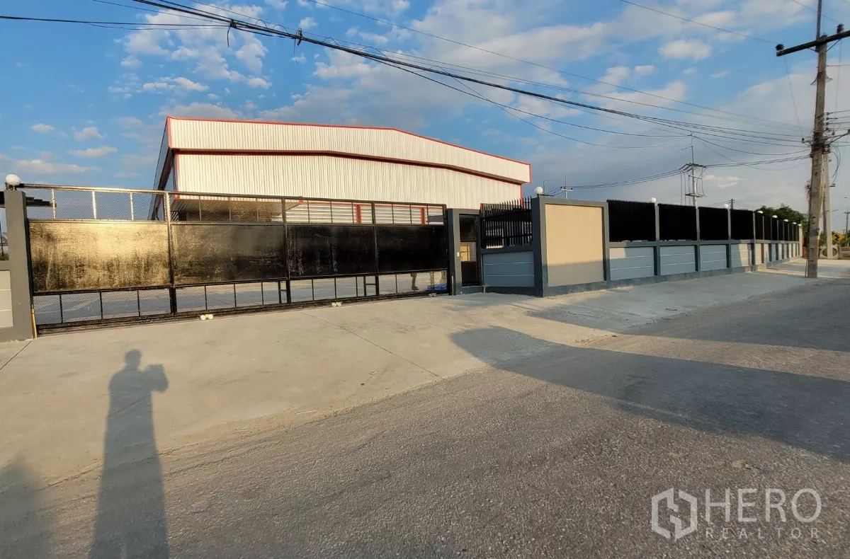 โรงงาน ให้เช่าหรือขายในPhanat Nikhom, Chon Buri - ประตูรั้วและรั้วคอนกรีตรอบโรงงานเดี่ยว พนัสนิคม ชลบุรี