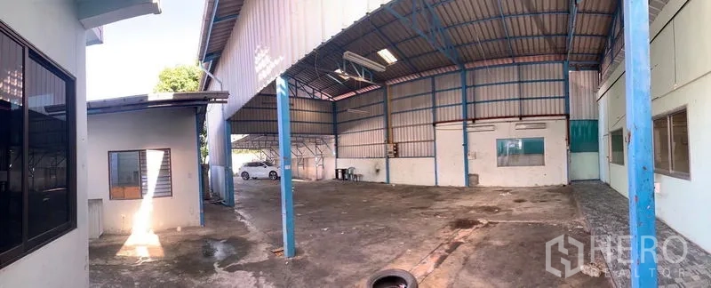 Warehouse for rent or sale in Bang Na, Bangkok - Panoramic view of covered warehouse space with wide access bays and on-site parking.