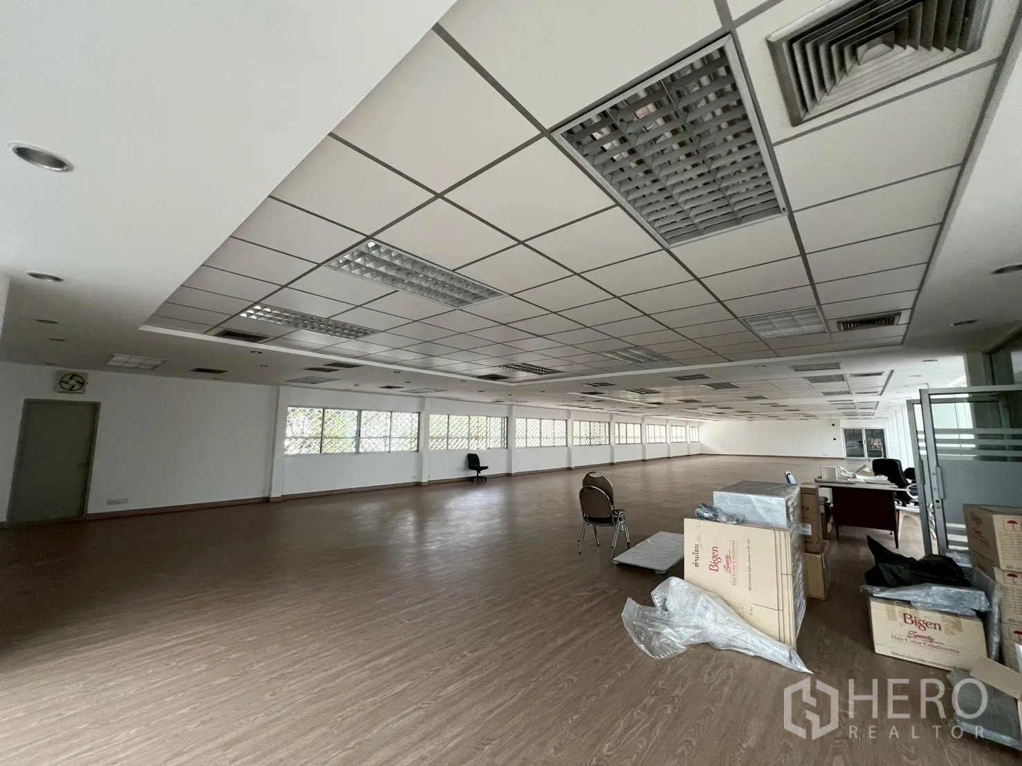 สำนักงาน ให้เช่าในWatthana, Bangkok - โถงสำนักงานพร้อมกล่องเก็บของ พื้นไวนิล และฝ้าพร้อมระบบปรับอากาศ