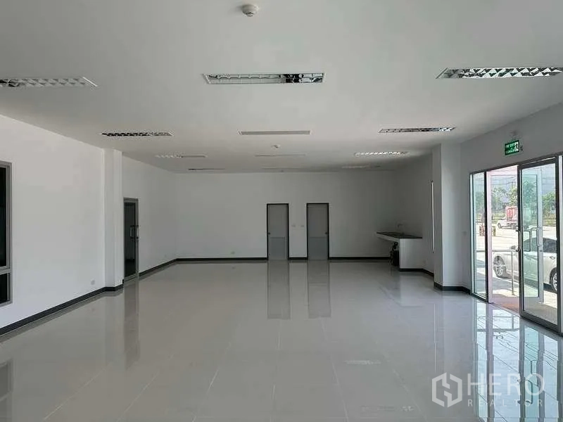 โรงงาน ให้เช่าในBang Sao Thong, Samut Prakan - พื้นที่ออฟฟิศแบบเปิด พื้นแกรนิตโต้เงา ไฟฟลูออเรสเซนต์ และประตูหลายทางเข้า