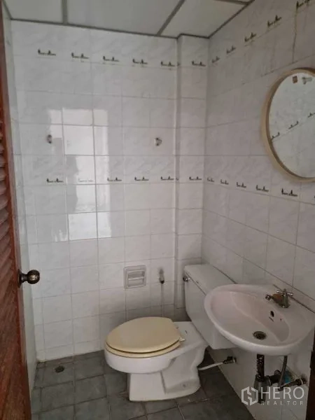 ทาวน์เฮาส์ ให้เช่าในWang Thonglang, Bangkok - ห้องน้ำรองปูกระเบื้องสีขาว พร้อมโถสุขภัณฑ์ อ่างล้างหน้า และกระจกทรงกลม