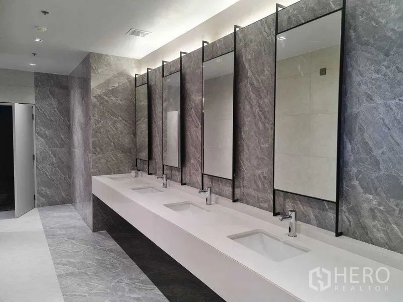 สำนักงาน ให้เช่าในPhra Khanong, Bangkok - ห้องน้ำส่วนกลางสไตล์โมเดิร์น เคาน์เตอร์ยาว ซิงก์และกระจกหลายจุด ผนังหินอ่อน