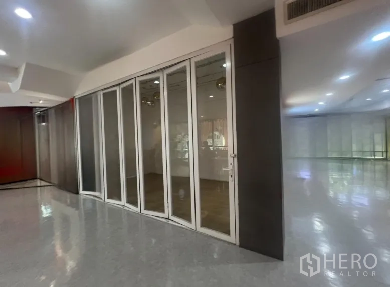 พื้นที่ขายของ for rent in Pathum Wan, Bangkok - พื้นที่ร้านค้า 31 ตร.ม. มุมร้าน ประตูกระจกบานเฟี้ยม ติดโถงทางเดินในอาคาร เขตปทุมวัน กรุงเทพฯ