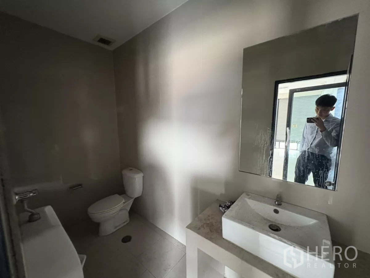 คลังสินค้า ให้เช่าในBang Phli, Samut Prakan - ห้องน้ำสะอาดพร้อมโถสุขภัณฑ์ อ่างล้างหน้า และกระจก ภายในอาคาร
