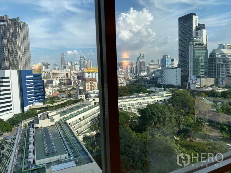 คอนโด ขายในPathum Wan, Bangkok - ทิวทัศน์สกายไลน์และพื้นที่สีเขียวมองผ่านหน้าต่างบานใหญ่ของห้อง