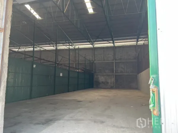 货栈 出租在Prawet, Bangkok - 300平米仓库内部，高钢结构屋顶与混凝土地面