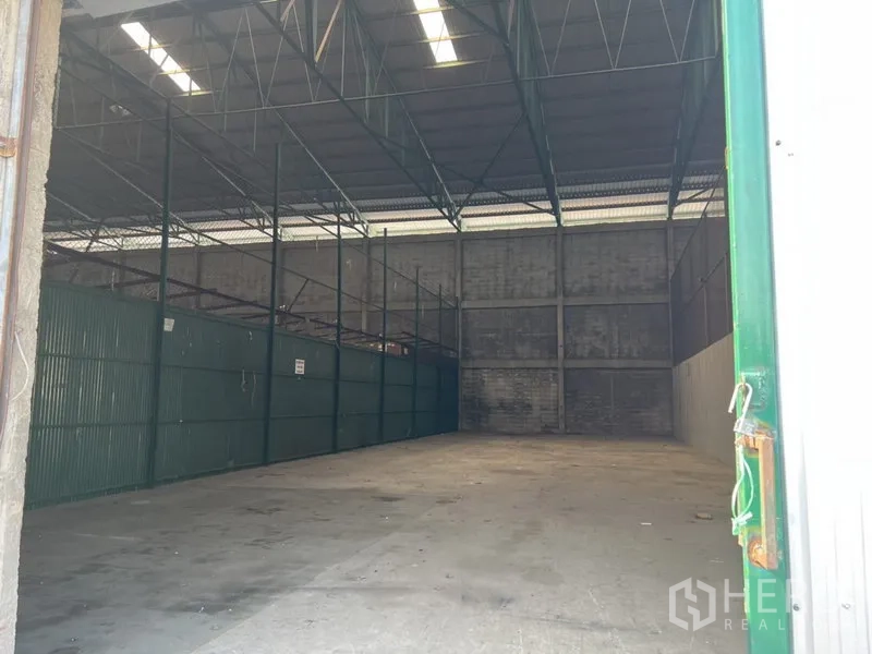 货栈 出租在Prawet, Bangkok - 300平米仓库内部，高钢结构屋顶与混凝土地面