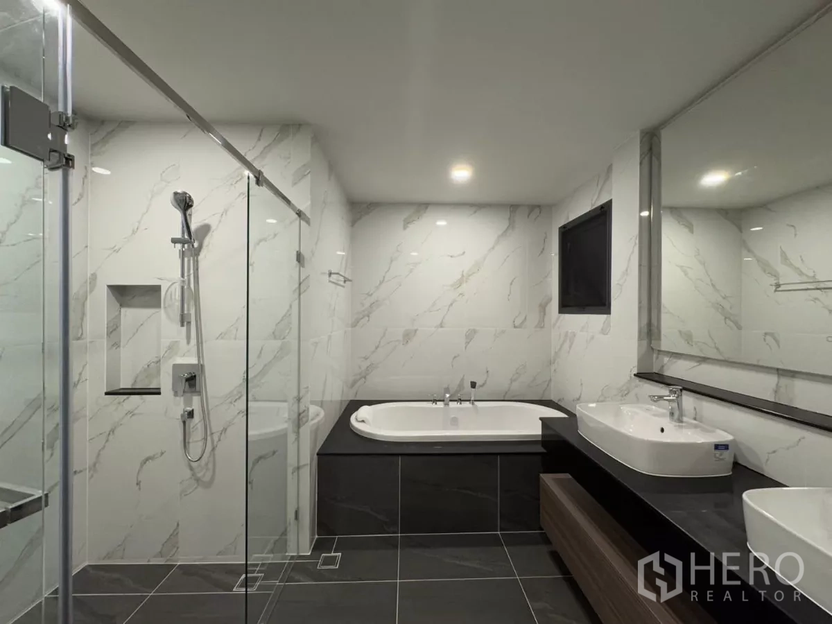 Detached House for rent in Bang Phli, Samut Prakan - Luxury bathroom with glass shower, soaking tub, double vanity and marble tiles