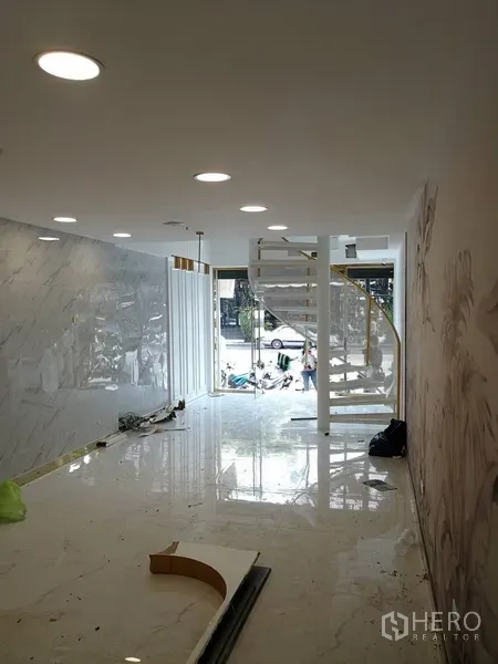 อาคารพาณิชย์ ให้เช่าในWatthana, Bangkok - พื้นที่ชั้นล่างแบบโชว์รูม มองเห็นหน้ากระจกติดถนนและบันไดวน