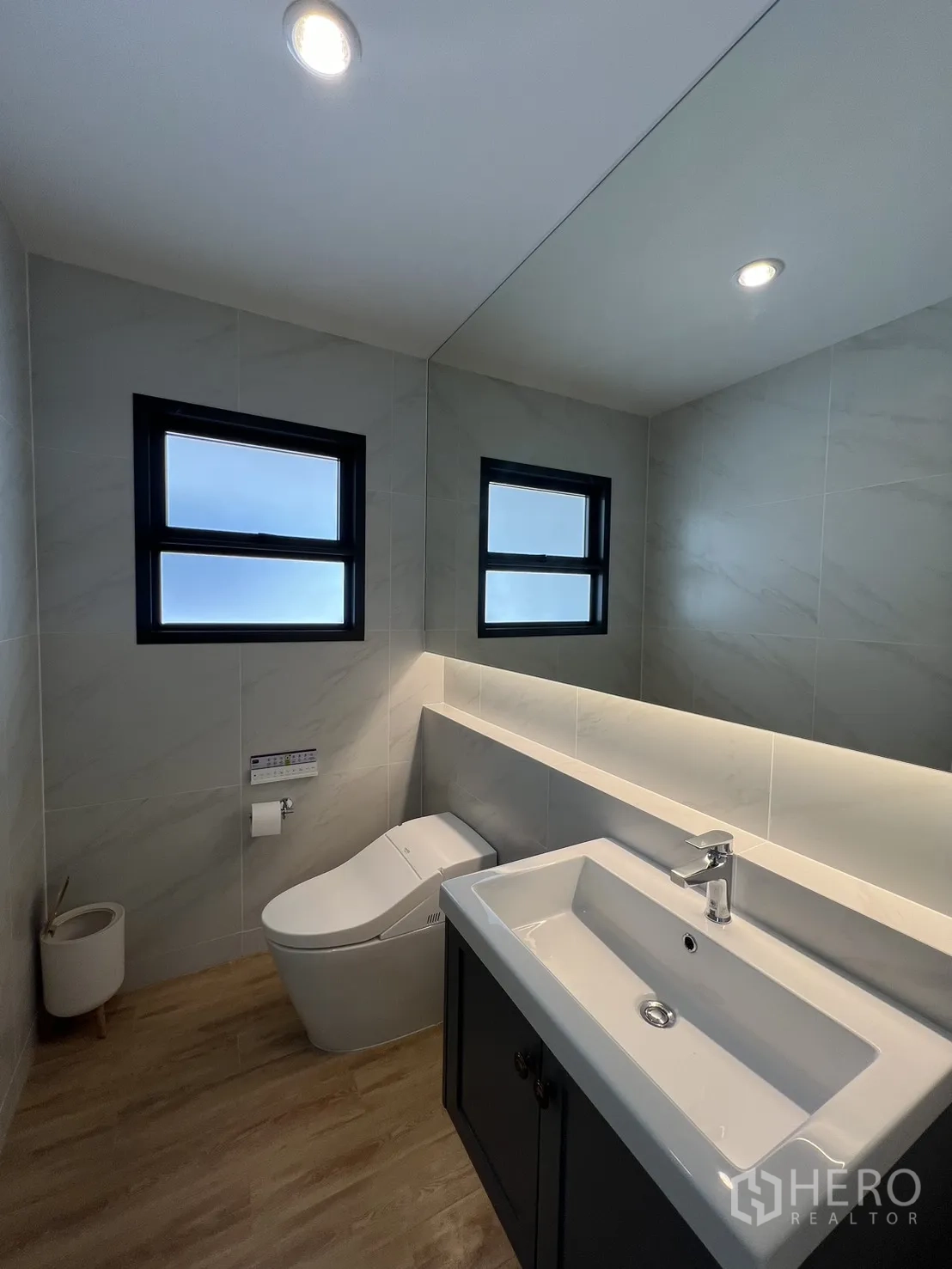 บ้านเดี่ยว for rent in Bang Phli, Samut Prakan - ห้องน้ำโมเดิร์น กระจกบานใหญ่ ชั้นวางติดไฟ และโถสุขภัณฑ์