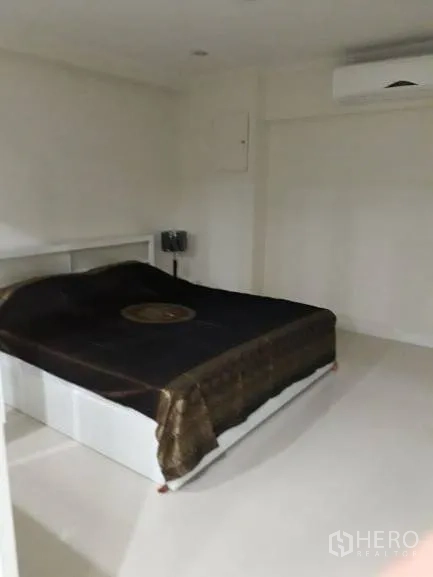 Condominium for rent in Pathum Wan, Bangkok - Minimalist master bedroom with double bed, white walls, and wall-mounted air conditioner.