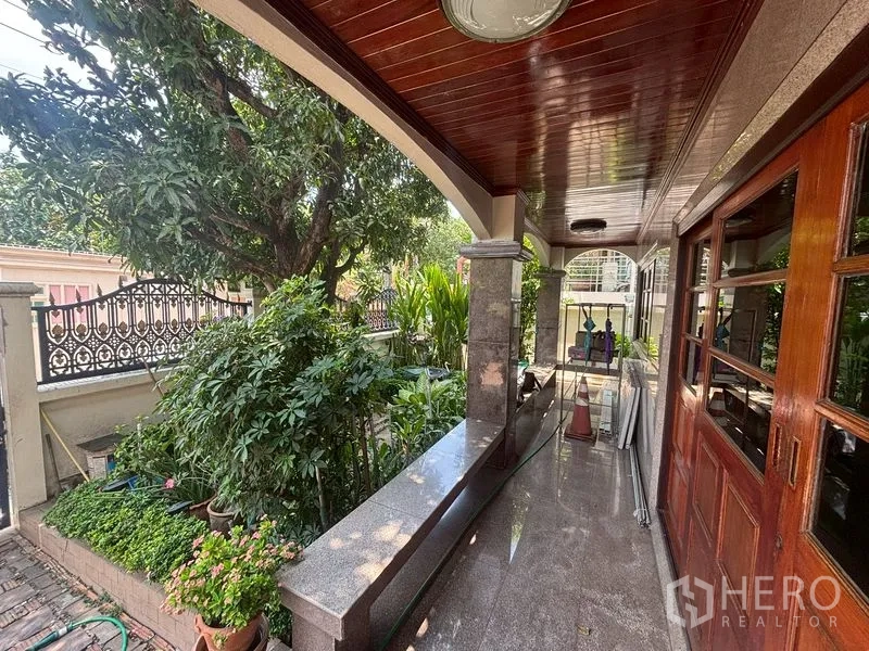 独栋房屋 for sale in Suan Luang, Bangkok - 有顶露台，木质天花、石柱与茂密花园。