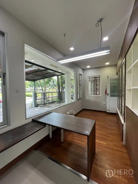 บ้าน ให้เช่าในBang Kapi, Bangkok - ห้องทำงานหรือซันรูมรอบกระจก ตู้บิลท์อิน มองเห็นสวน