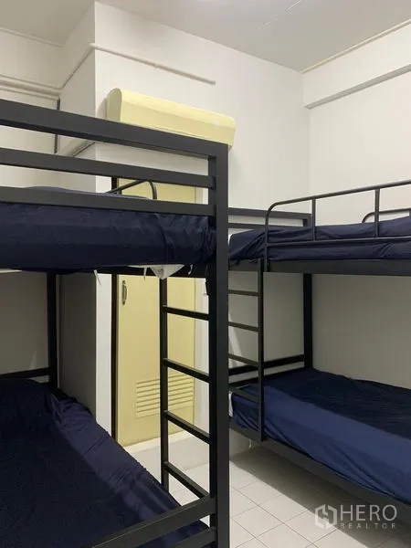 อาคารพาณิชย์ ให้เช่าในKhlong Toei, Bangkok - ห้องดอร์ม เตียงสองชั้นผ้าสีน้ำเงิน พร้อมเครื่องปรับอากาศ