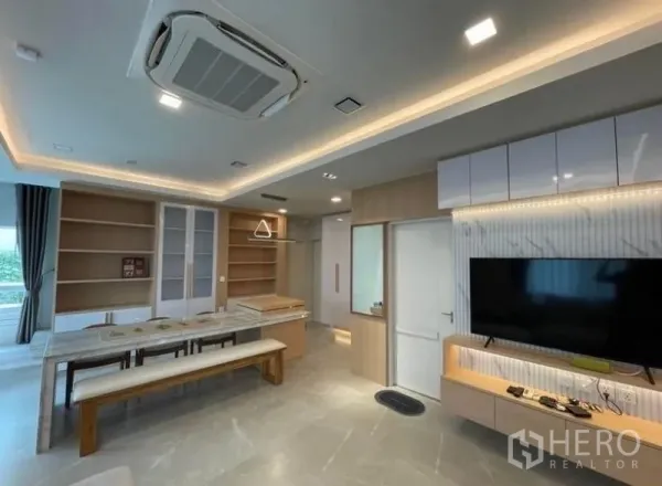 บ้าน ให้เช่าในPrawet, Bangkok - โซนรับประทานอาหารและนั่งเล่นแบบโอเพ่นพร้อมตู้บิลต์อิน ผนังทีวี และแอร์แขวนใต้ฝ้า