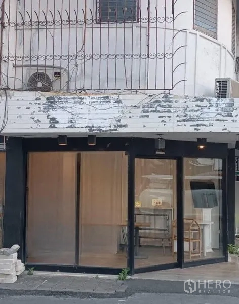 พื้นที่ขายปลีก ให้เช่าในWatthana, Bangkok - หน้าร้านห้องมุม กระจกเต็มบาน กรอบสีดำ ติดถนนย่านทองหล่อ