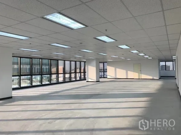 สำนักงาน ให้เช่าในDin Daeng, Bangkok - ออฟฟิศมุมกว้าง กระจกโดยรอบ มีเสาโครงสร้าง และไฟฟลูออเรสเซนต์