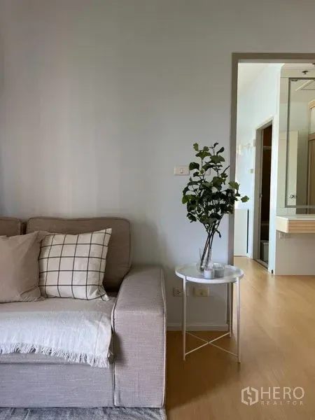 คอนโด ขายในWatthana, Bangkok - โซฟาพร้อมโต๊ะข้าง เชื่อมสู่มุมแต่งตัวและกระจก ในคอนโดสุขุมวิท