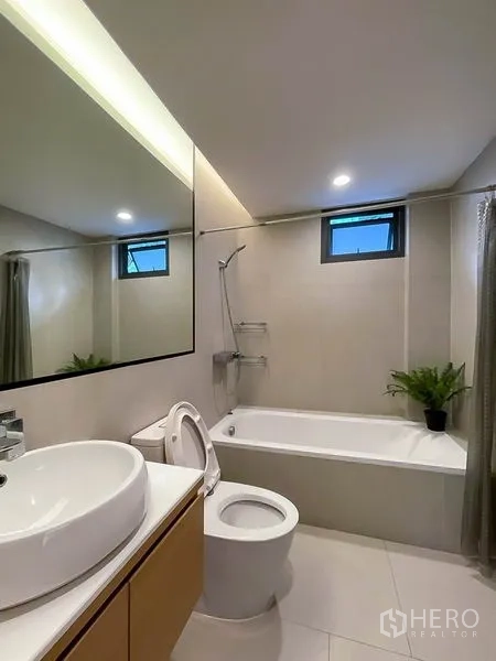 ทาวน์เฮาส์ ให้เช่าในKhlong Toei, Bangkok - ห้องน้ำพร้อมอ่างอาบน้ำ อ่างล้างหน้าทรงกลม และกระจกไฟส่องสว่าง