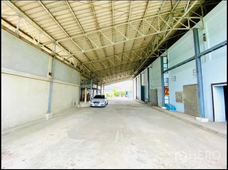 工厂 出租在Sam Phran, Nakhon Pathom - 钢桁架屋顶覆盖的穿行式装卸区，卡车通行方便。