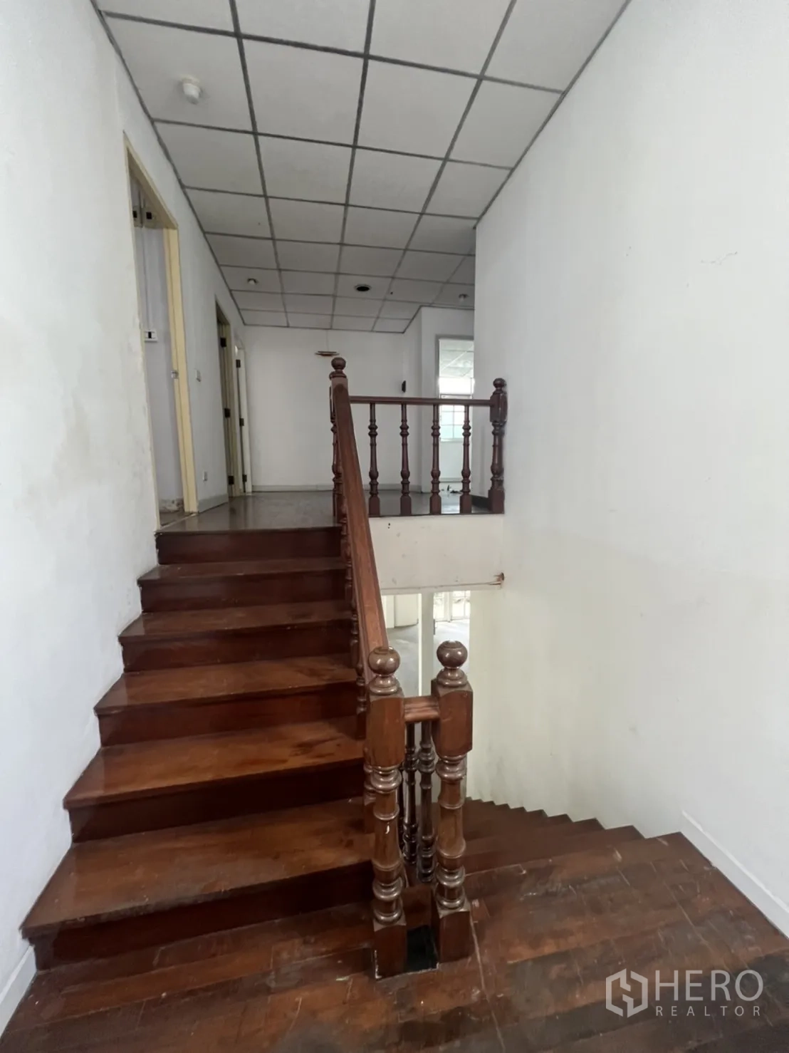 บ้าน ให้เช่าหรือขายในSathon, Bangkok - บันไดไม้คลาสสิกพร้อมราวกลึงขึ้นสู่ชั้นบน